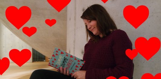 Linda Klakken les frå den aktuelle boka Dumme, dumme hjarte. Ei bok om Klara og den store forelskinga. Foto: Framtida junior.