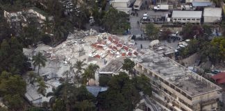 RUINAR: FN sitt hovedkvarter slik det såg ut etter jordskjelvet i Haiti i 2010. FOTO: Wikipedia