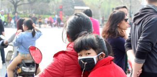Bilete: Her er ei jente med munnbind i byen Hangzhou i Kina. Luftforureininga har økt mykje frå i fjor. Foto: Ragnhild S. Selstø/ Framtida.no