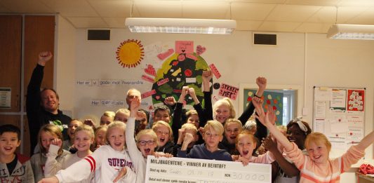 Vinnarar 2018: Årets hovudvinnarar i 6B på Stangeland skule i Sandnes fekk overraskingsbesøk i klasserommet og utdelt ein stor sjekk på 30.000 kroner – Foto: Miljøagentane