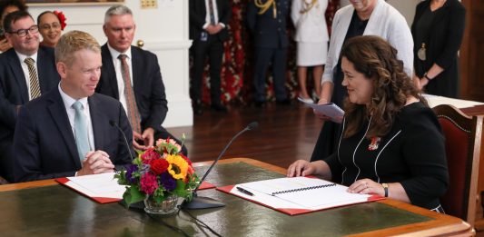 New Zealand sin guvernør Cindy Kiro signerer papira så Chris Hipkins blir statsminister.