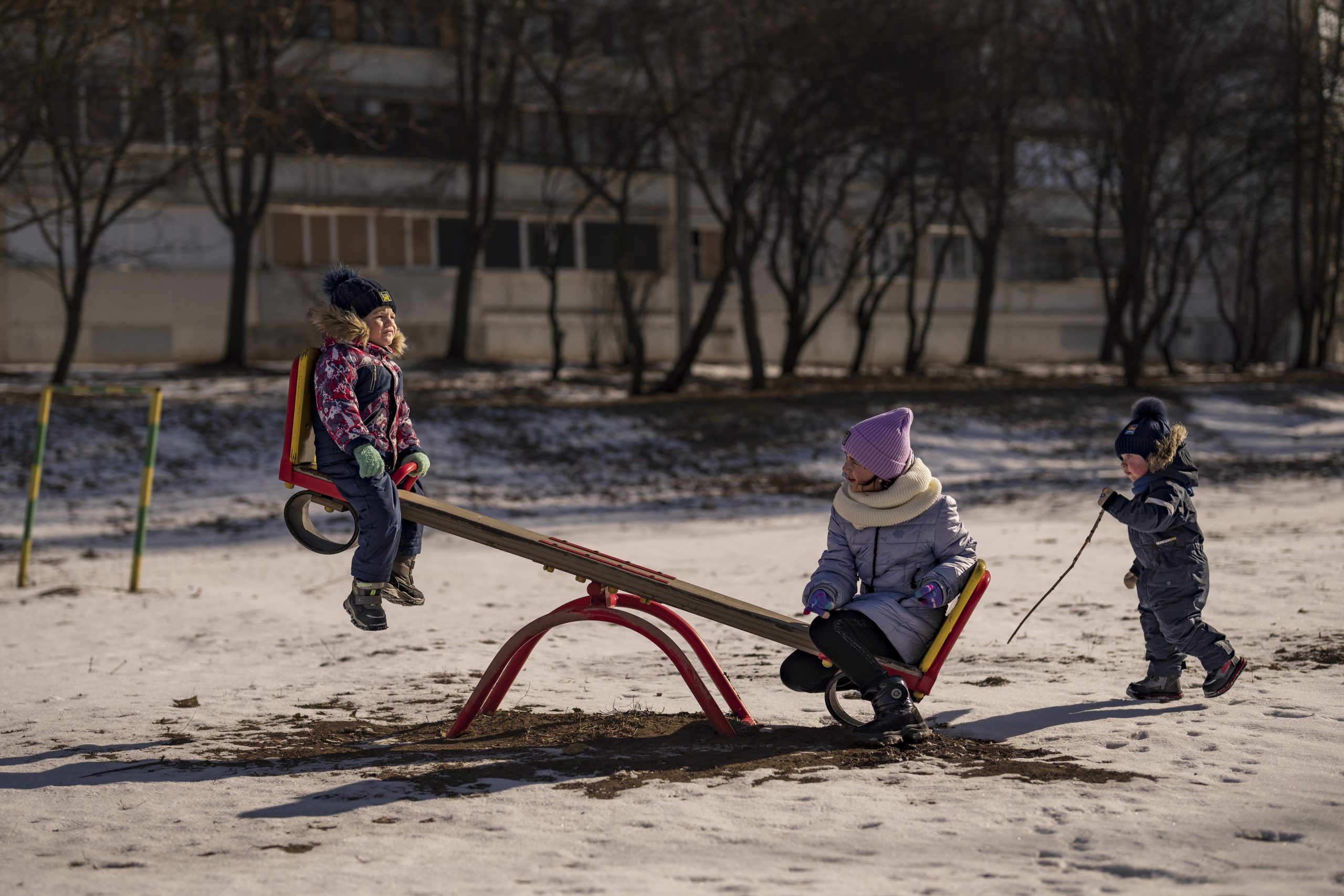 To barn på eit leikestativ i Kharkiv.