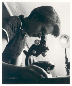 Rosalind Franklin ser i eit mikroskop. STEM