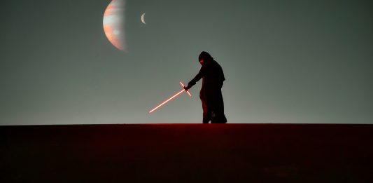 Person foran måne med lasersverd.