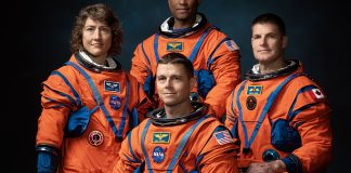 NASA-astronautar Christina Hammock Koch, Reid Wiseman (sitjande), Victor Glover, og astronaut Jeremy Hansen frå det kanadiske romfartsinstituttet.